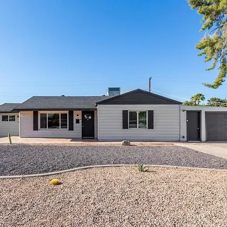 New Stylish Midtown With One Bedroom